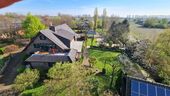 Blick auf Haus und Garten, Teich - 