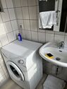 Waschbecken mit Spiegelschrank, Waschmaschine - 