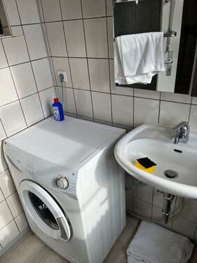Waschbecken mit Spiegelschrank, Waschmaschine - 