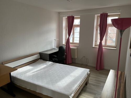 Wohn-Schlafzimmer Blick auf das Bett - Am oberen Marktplatz möblierte Ein-Zimmer-Wohnung,Küche mit Essecke, Duschbad mit Waschmaschine WLan mitSmartTV