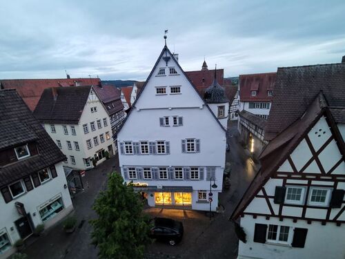 Vorplatz zwischen Blumenladen und Adler zum Hofeingang - 1 Zimmer 1- Zimmerwohnung zur Miete in Leonberg