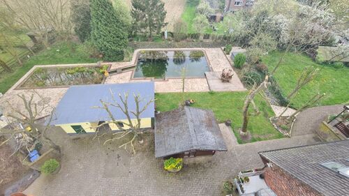 Blick auf Teich, Sauna, Trainingsraum, Kinoraum - 