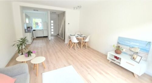 Lichtdurchflutetes Wohnzimmer mit offener Küche - 5 Zimmer Reihenhaus zum Kaufen in Hamburg