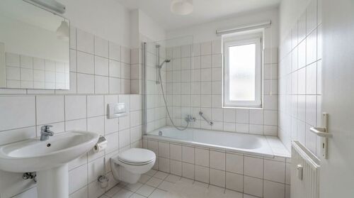 Bad - 2- Zimmerwohnung mit 53,00 m&sup2; in Berlin zur Miete