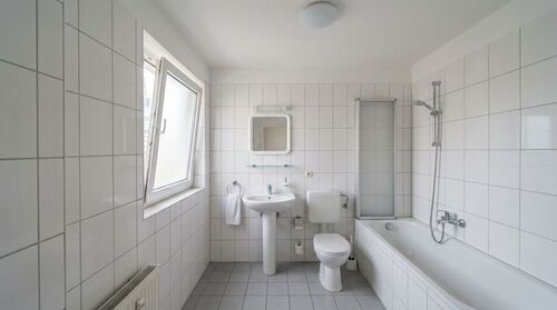 Bad - 2- Zimmerwohnung mit 52,00 m&sup2; in Frankfurt zur Miete