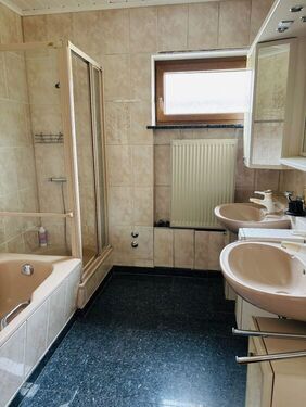 1.OG_Badezimmer_Dusche_Badewanne - 