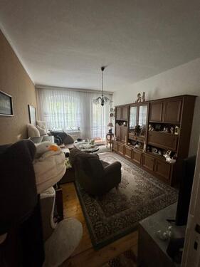 Wohnzimmer mit Balkonzugang - 