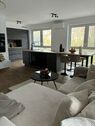 Wohnzimmer Kueche - Moderne Wohnung in zentraler Lage, Baujahr 2022 zu vermieten, inkl. hochwertiger moderner Einbauküche und zwei Tiefgagagenstellplätzen