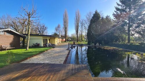 Schwimmteich/Ruheraum mit Blick nach Osten - 