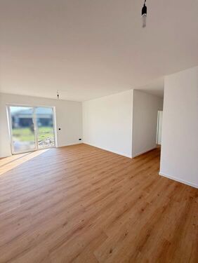 Wohnzimmer mit Zugang zur Terrasse - 