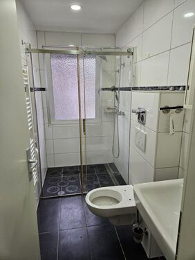 Badezimmer mit Dusche und Fenster - Sanierte 2,5 Zi, Video-Sprechanlage, elektr. Rollos, Solaranlage