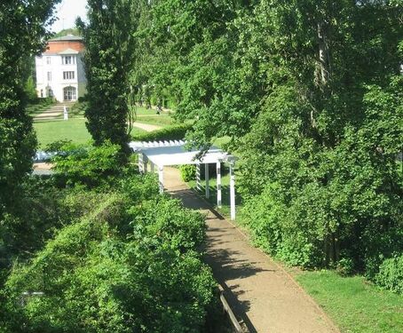 Park vor dem Haus - Provisionsfrei* Modernisierte, voll möblierte 2-Zimmer-Wohnung mit Balkon & Top-Anbindung in Berlin-Lankwitz