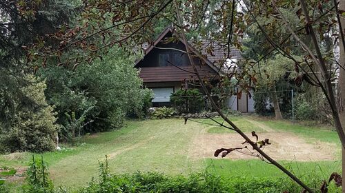 Rückansicht mit Wiese - 10 Zimmer Einfamilienhaus in Celle