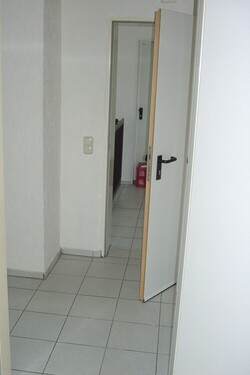 Flur mit Eingangstür - 