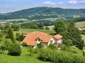 Haus Rückseite mit Blick auf Wasserkuppe - Provisionsfrei* Wohnen wie im Urlaub - Traumhaus im Biosphärenreservat Rhön