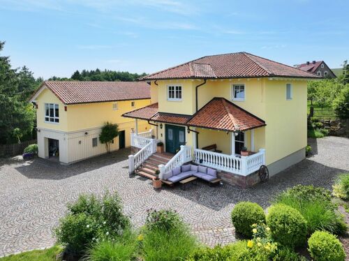 Blick vom Pavillion zum Haus - 7 Zimmer Einfamilienhaus zum Kaufen in Poppenhausen