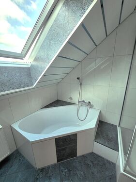 Bad- Eckbadewanne - Dachgeschoßwohnung mit 112,00 m&sup2; in Lorch zur Miete