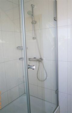 Dusche mit Glas Duschkabine - 5 Zimmer Dachgeschoßwohnung in Lorch