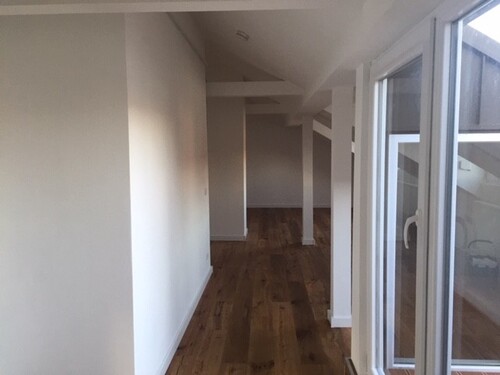 Wohnzimmer und Flur mit exklusviver Landhausdiele in Eiche - 3 Zimmer 3- Zimmerwohnung zur Miete in Nürnberg