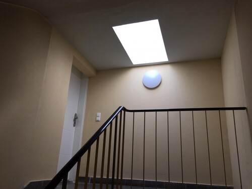 Helles Treppenhaus mit neuer Wohnungstüre - 