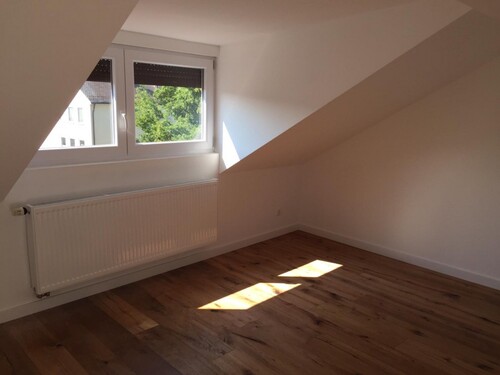 2 weitere Zimmer neben 1 Wohnzimmer - 