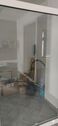 Blick durch verglasten Trennbereich in MIttelraum - 