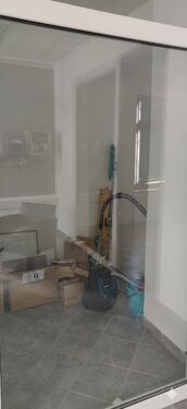 Blick durch verglasten Trennbereich in MIttelraum - 