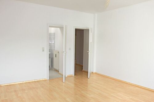 05 Schlafzimmer Richtung Bad (li), Flur (re) - 