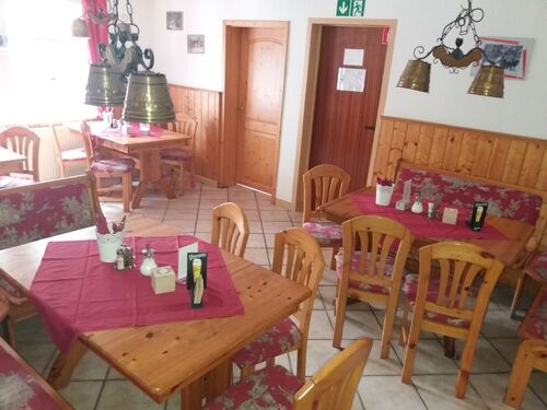 der Nebengastraum - 