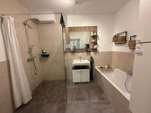 Bad mit Badewanne und Dusche - 