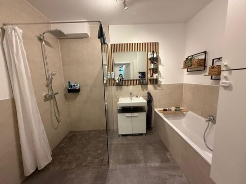 Bad mit Badewanne und Dusche - 