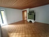 Wohnzimmer mit Kachelofen - Provisionsfrei* Zentrale 3-Zimmerwohnung in solider Wohnanlage mit Balkon und Garage