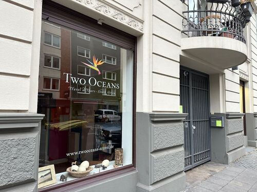 IMG_2610 - Moderne, helle Laden-Bürofläche mit zwei Eingängen in Köln-Neustadt-Süd. Ideal für Coworking, Start-ups oder Agenturen. Ab 01.01.2026 frei, aktuell als Shared Office mit Reisebüro genutzt.