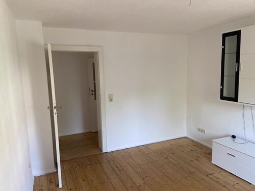 (05b) Zimmer 2 (Möbel Mietereigentum) - 