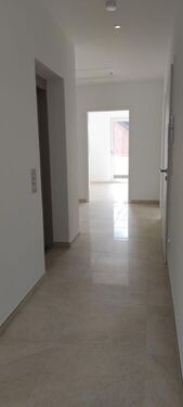 Flur mit Aufzug - 
