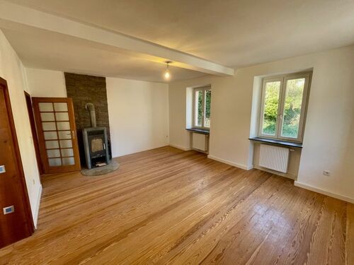 Wohnzimmer mit Kaminofen - 5 Zimmer 5- Zimmerwohnung in Frankeneck