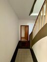 Treppenhaus mit Wohnungstür - 