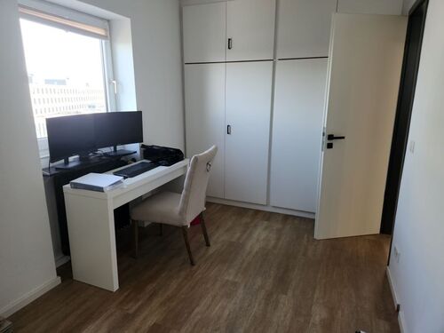 Buero / Kinderzimmer mit Einbauschraenken - 