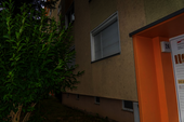 Küche und Hauseingang - 2Raumwohnung mit Balkon, Waschmaschine und Küchenzeile. NEU Totalsanierung