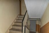 Hausflur und Wohnung links. - 