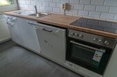 Küche mit Herd, Spüle und 60iger Geschirrspüler. - 