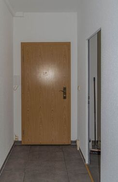 Wohnungstür, rechts Küche - 