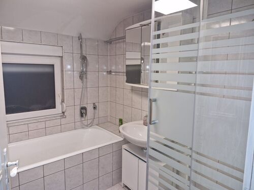 Badezimmer mit Dusche u.WC - 5 Zimmer Doppelhaushälfte zur Miete in Remshalden