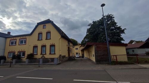 Haupthaus Straßenseite - Provisionsfrei* Gepflegtes Mehrfamilienhaus - 8 Wohneinheiten zwischen Bad Bergzabern und Landau