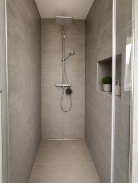 Badezimmer Duschbereich OG_Bathroom Showering Area Upper Floor 1 - 