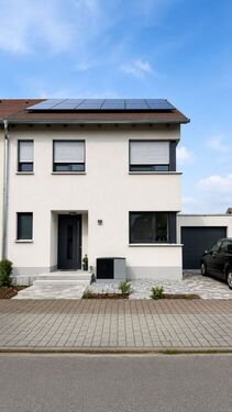 Frontansicht Haus_Frontview House - Moderne Doppelhaushälfte (Baujahr 2021) mit 15 kWp PV-Anlage, Wärmepumpe und Top-Lage Nahe St. Leoner See