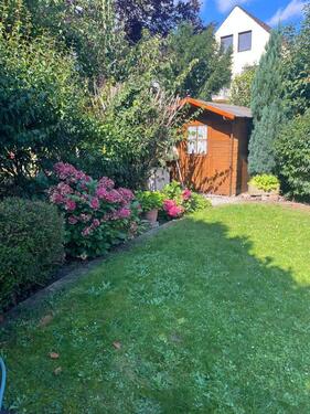 Garten mit Gartenhäuschen - 