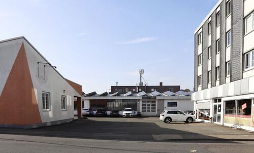 Hof mit Blick auf Werkstätten - 