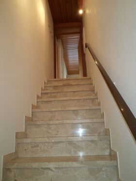 Blick von unten ins Treppenhaus - 3 Zimmer Dachgeschoßwohnung zur Miete in Weil im Schönbuch