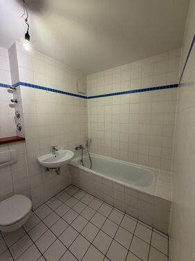 Badzimmer mit Badewanne - 